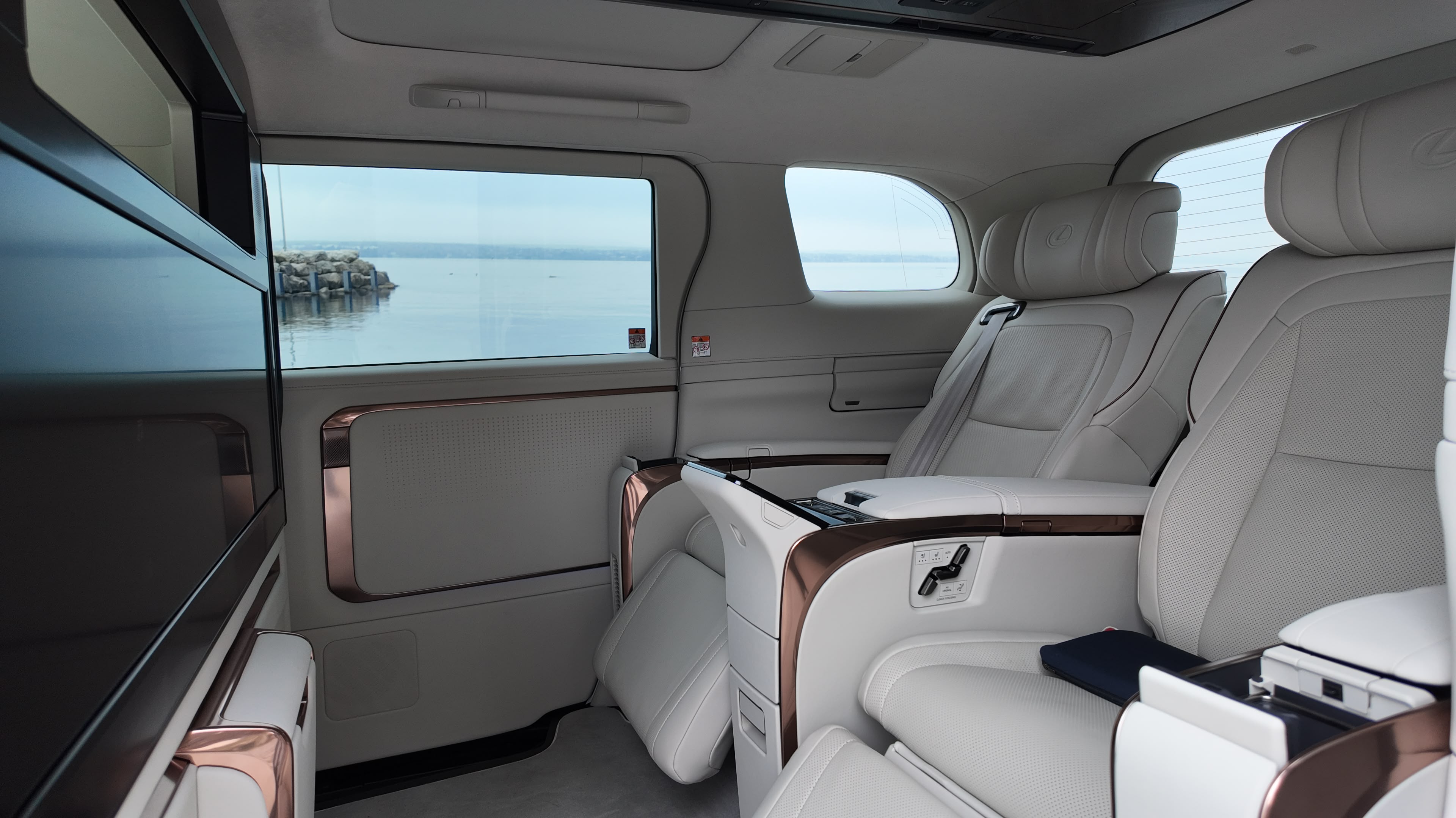 Lexus LM 350h