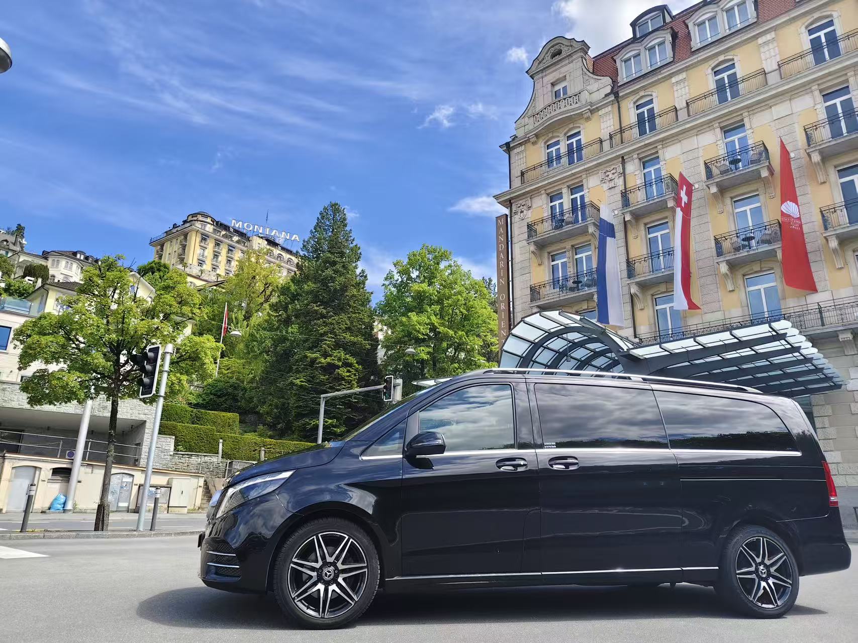 Black Mercedes-Benz V-Class 8-seater in profile